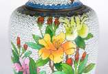 Vaso de cloisonné chinês floral sobre fundo bra... - Vaso de cloisonné chinês floral sobre fundo branco. Desgastes.