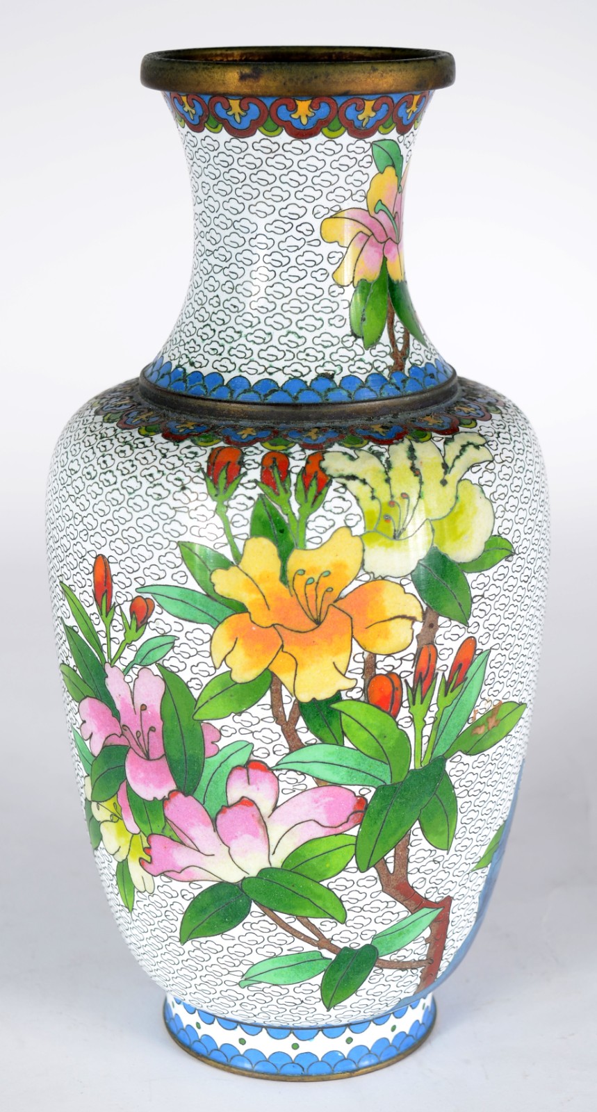 Vaso de cloisonné chinês floral sobre fundo branco. Desgastes. - foto 1 de 4