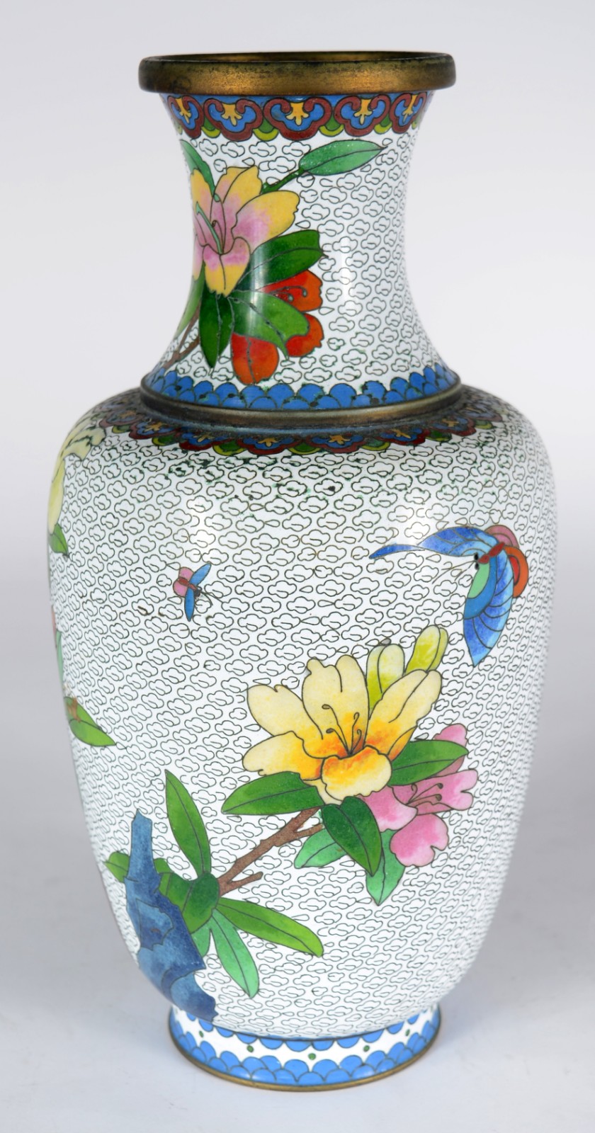 Vaso de cloisonné chinês floral sobre fundo branco. Desgastes. - foto 2 de 4