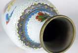 Vaso de cloisonné chinês floral sobre fundo bra... - Vaso de cloisonné chinês floral sobre fundo branco. Desgastes.