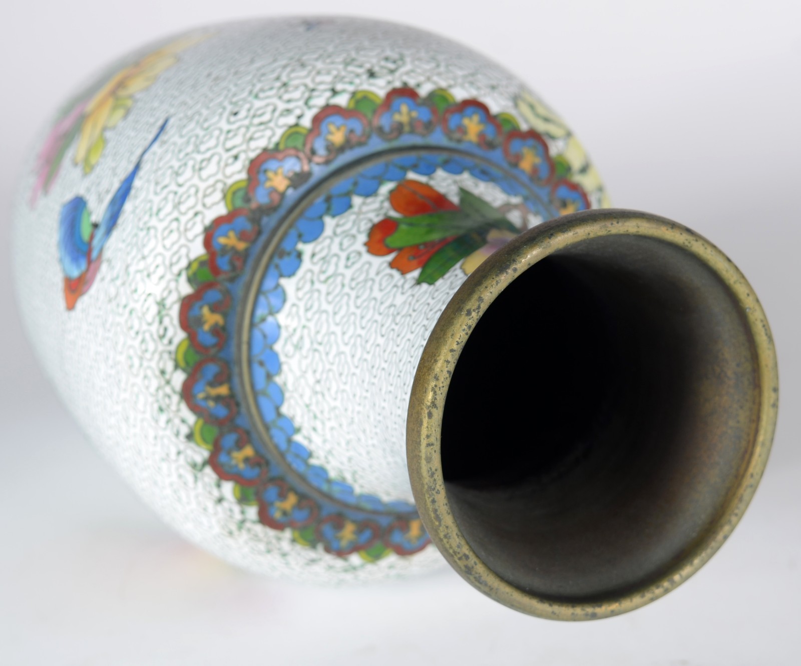 Vaso de cloisonné chinês floral sobre fundo branco. Desgastes. - foto 3 de 4