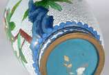 Vaso de cloisonné chinês floral sobre fundo bra... - Vaso de cloisonné chinês floral sobre fundo branco. Desgastes.