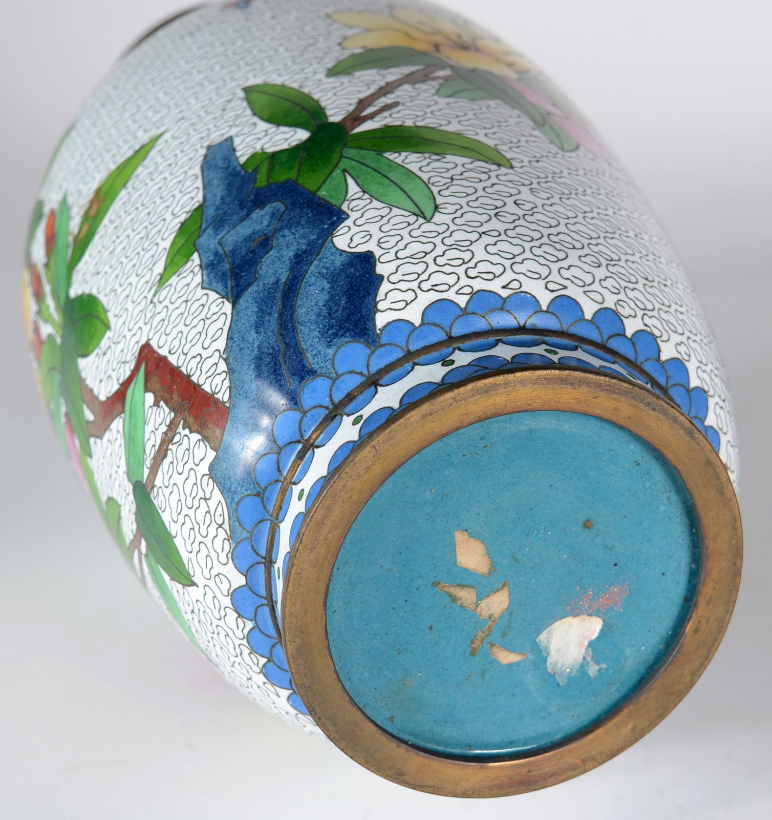 Vaso de cloisonné chinês floral sobre fundo branco. Desgastes. - foto 4 de 4