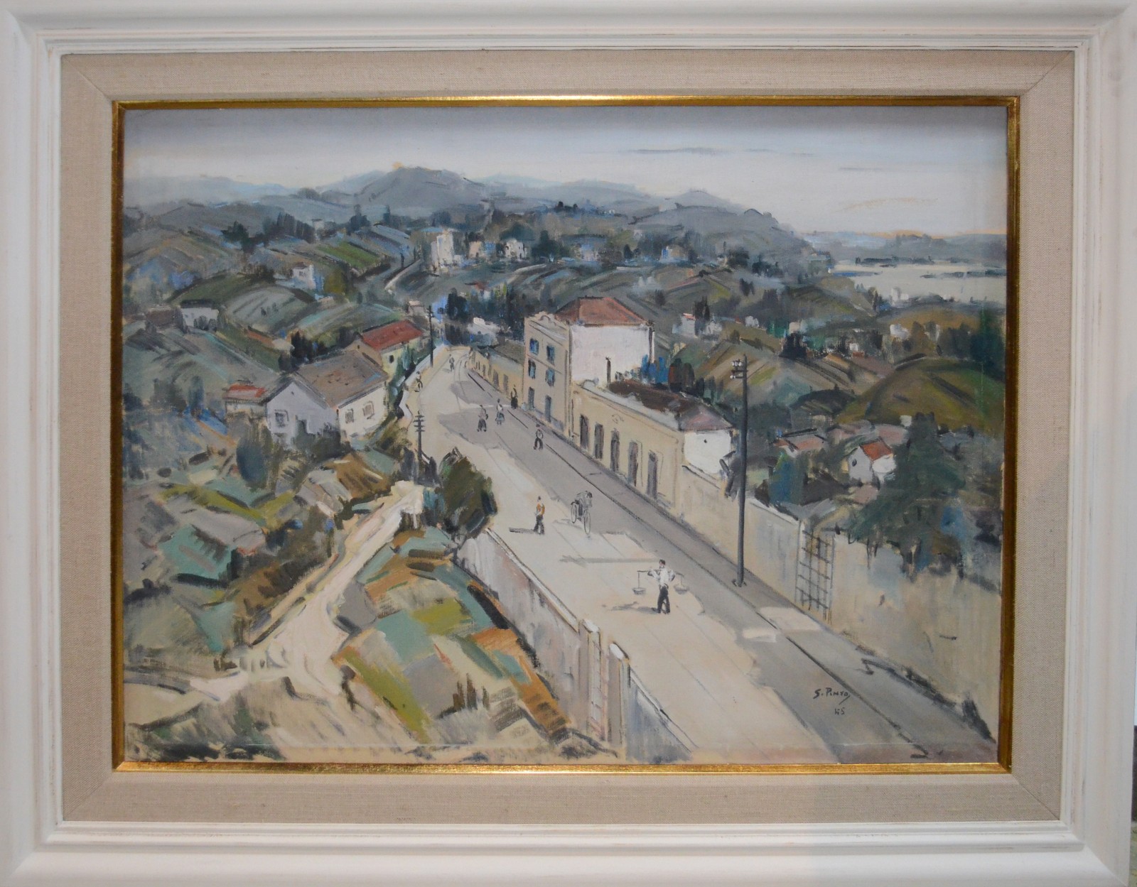 Sylvio Pinto (1918-1997), Rua com casarios e figuras, marinha ao fundo. - foto 2 de 4
