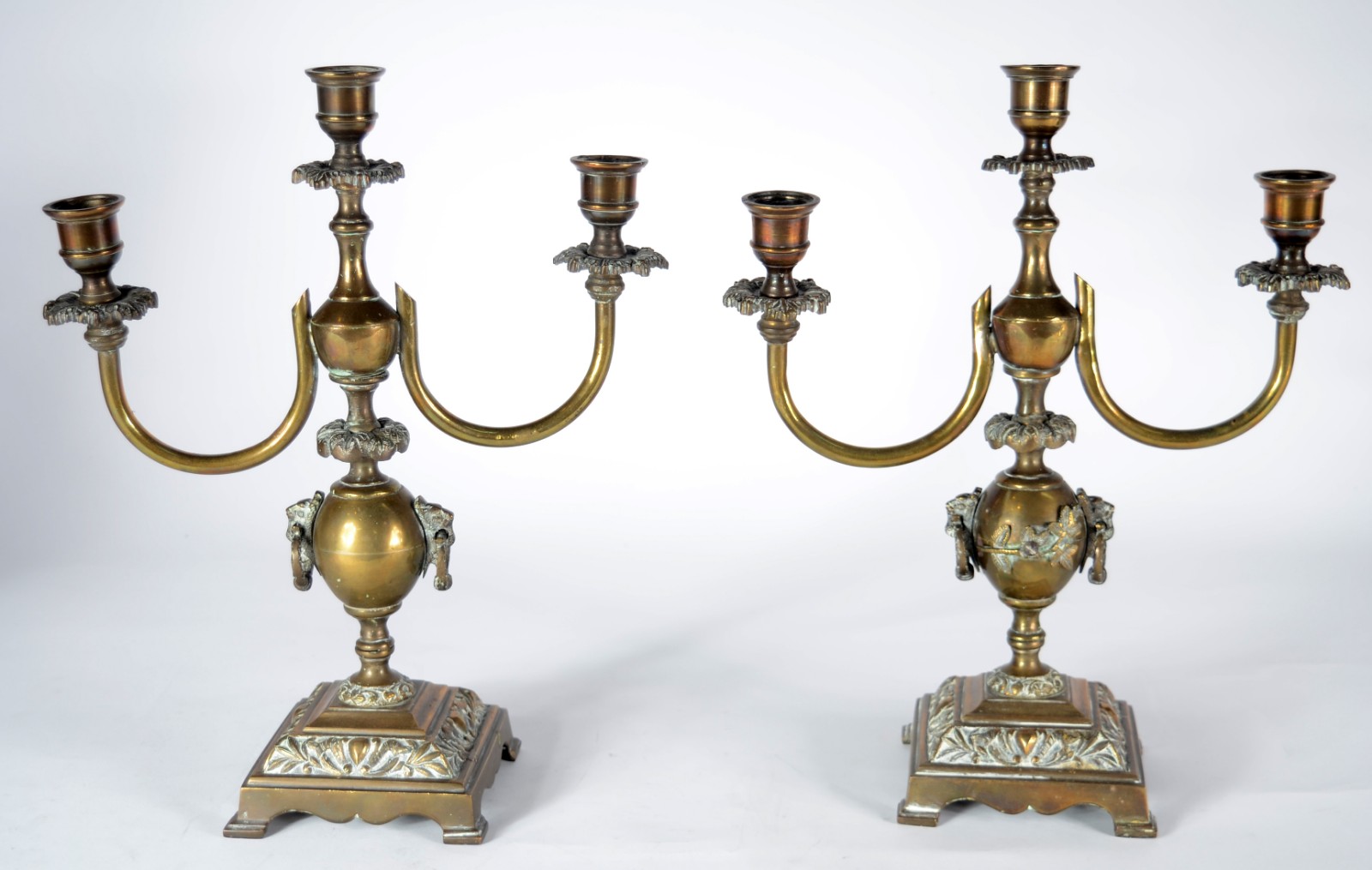 Par de candelabros de metal dourado para 3 velas cada com base feitio... - foto 1 de 4