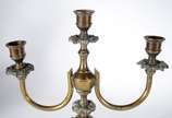 Par de candelabros de metal dourado para 3 vela... - Par de candelabros de metal dourado para 3 velas cada com base feitio ânfora com alças.