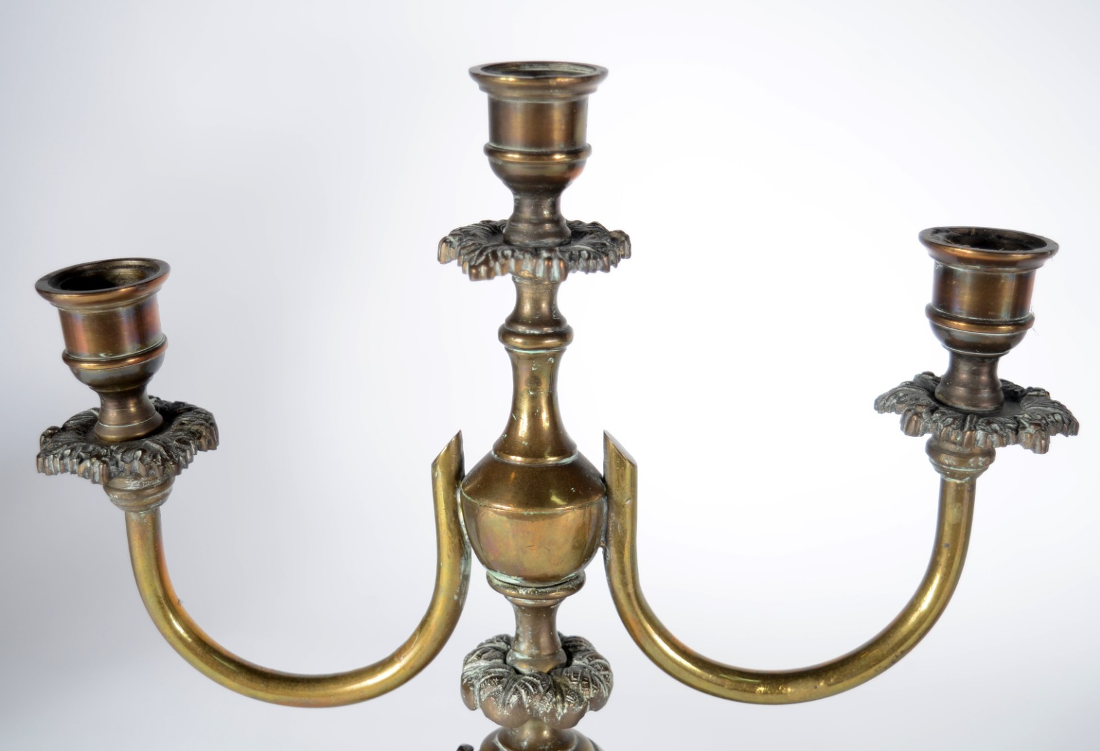 Par de candelabros de metal dourado para 3 velas cada com base feitio... - foto 2 de 4