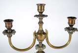 Par de candelabros de metal dourado para 3 vela... - Par de candelabros de metal dourado para 3 velas cada com base feitio ânfora com alças.