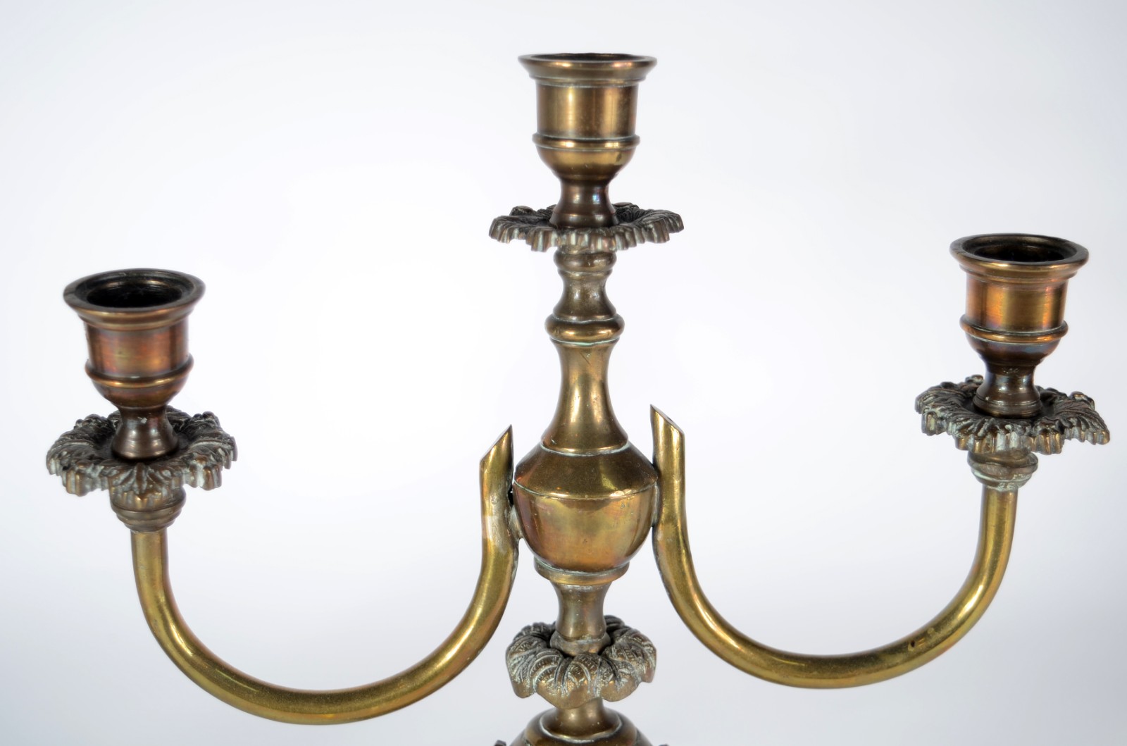 Par de candelabros de metal dourado para 3 velas cada com base feitio... - foto 3 de 4