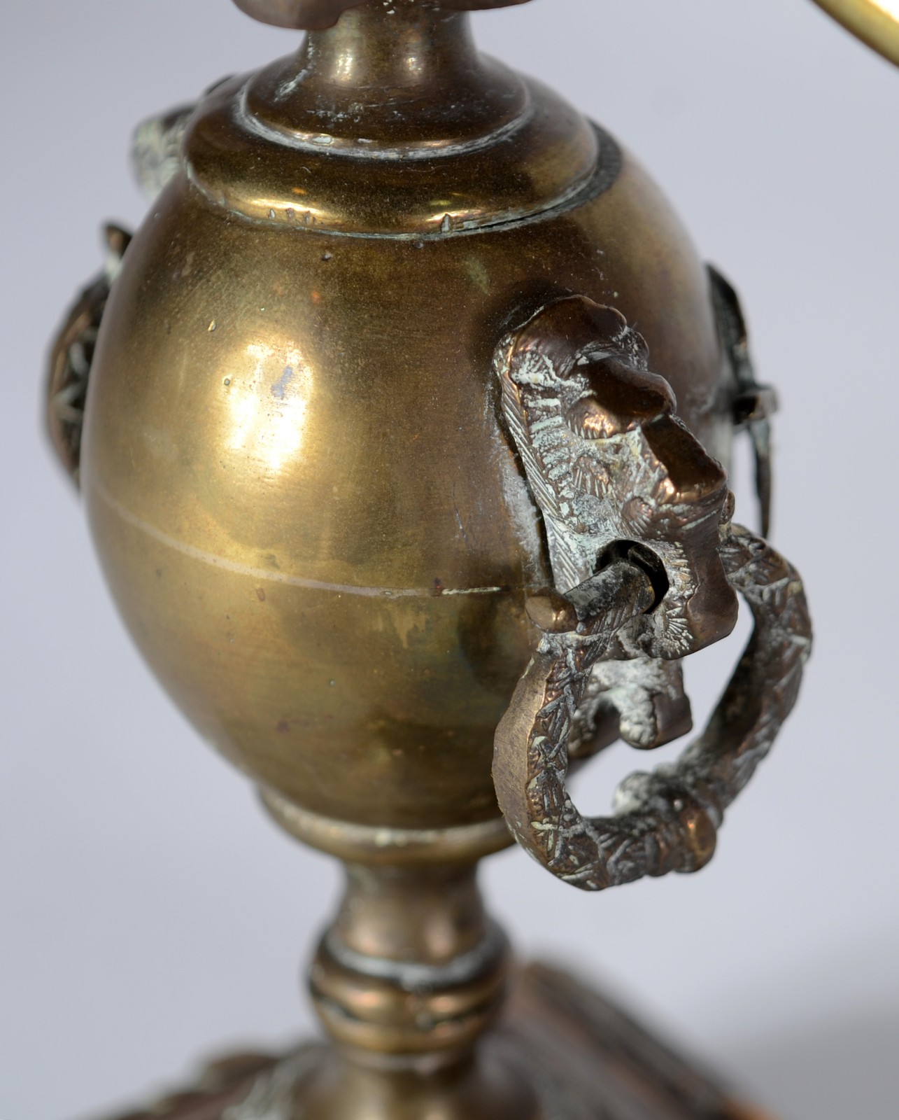 Par de candelabros de metal dourado para 3 velas cada com base feitio... - foto 4 de 4