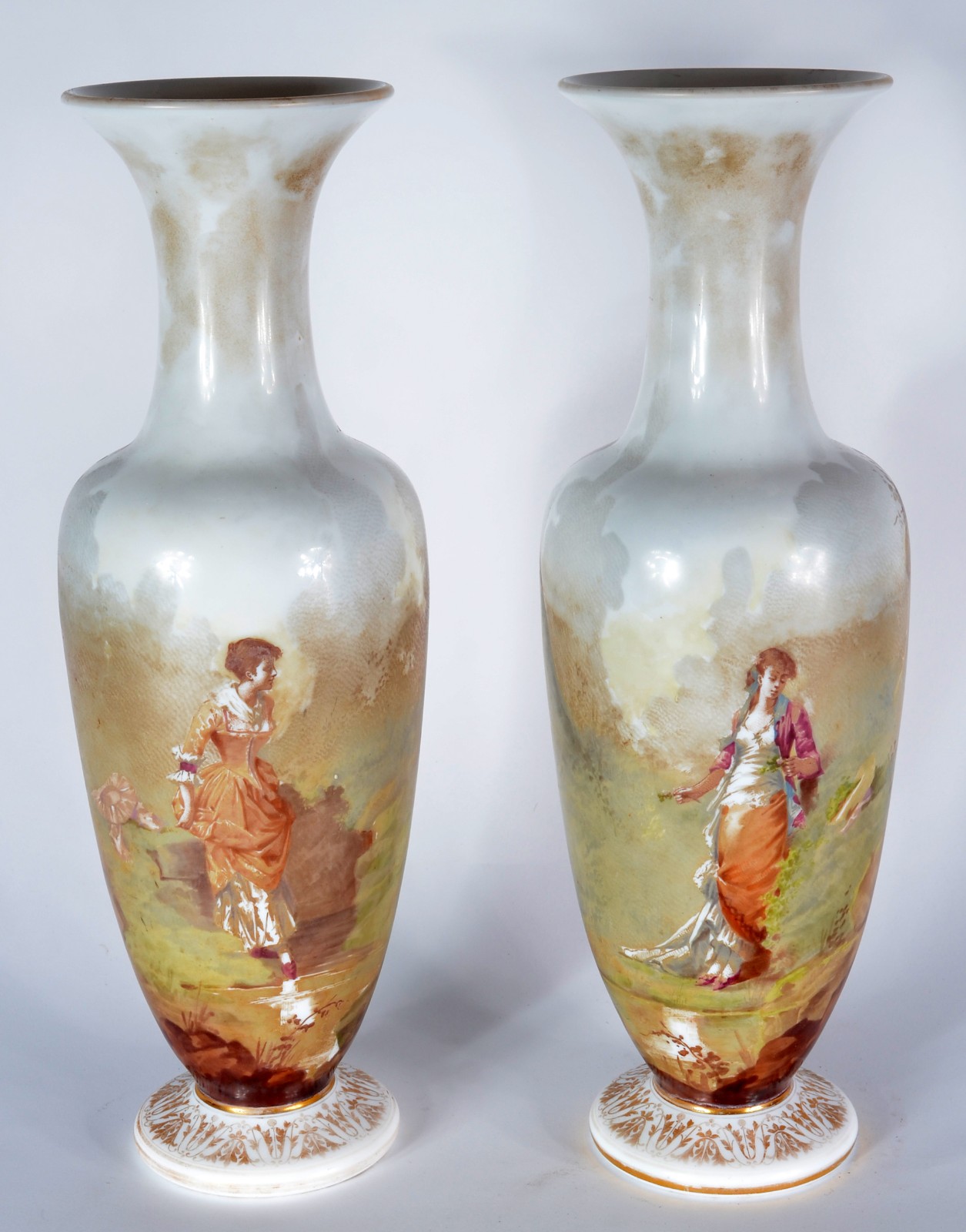 Par de belos e antigos vasos de opalina francesa decorados com... - foto 1 de 9