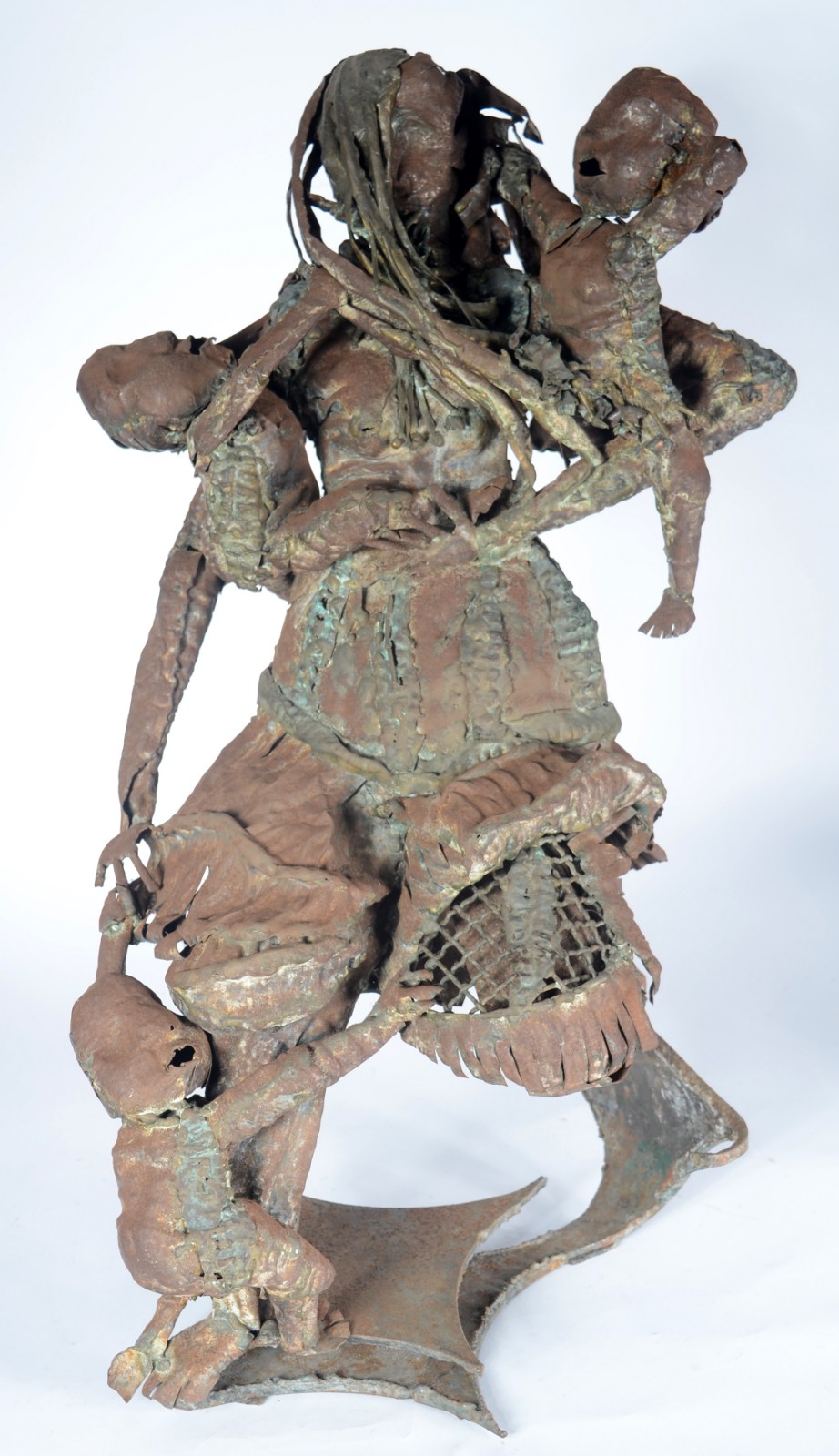 Grande escultura de latão representando figura com crianças. - foto 1 de 7