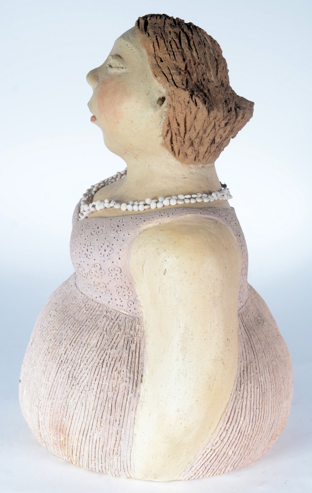 Arte Popular - Figura feminina modelada em barro cozido. Assinada. - foto 4 de 8