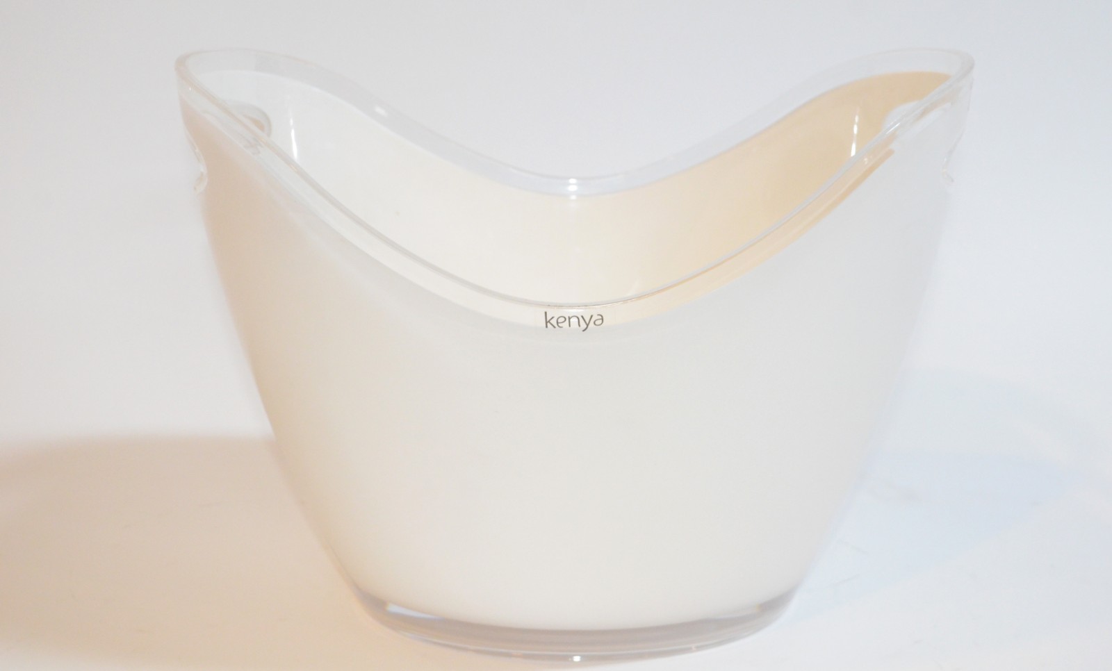 Diversas peças, sendo: wine cooler de acrílico branco (trincado); 3... - foto 6 de 10