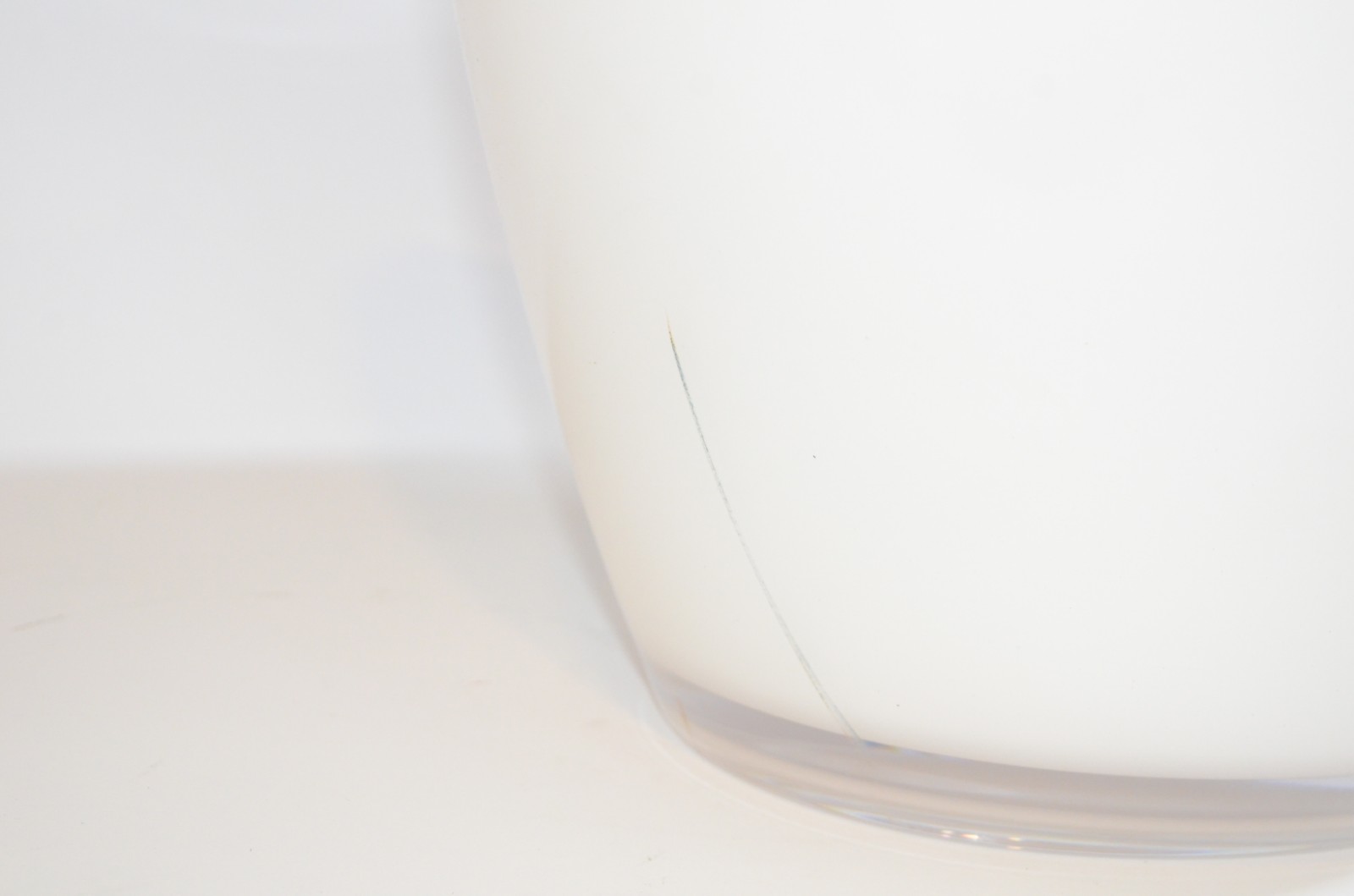 Diversas peças, sendo: wine cooler de acrílico branco (trincado); 3... - foto 10 de 10