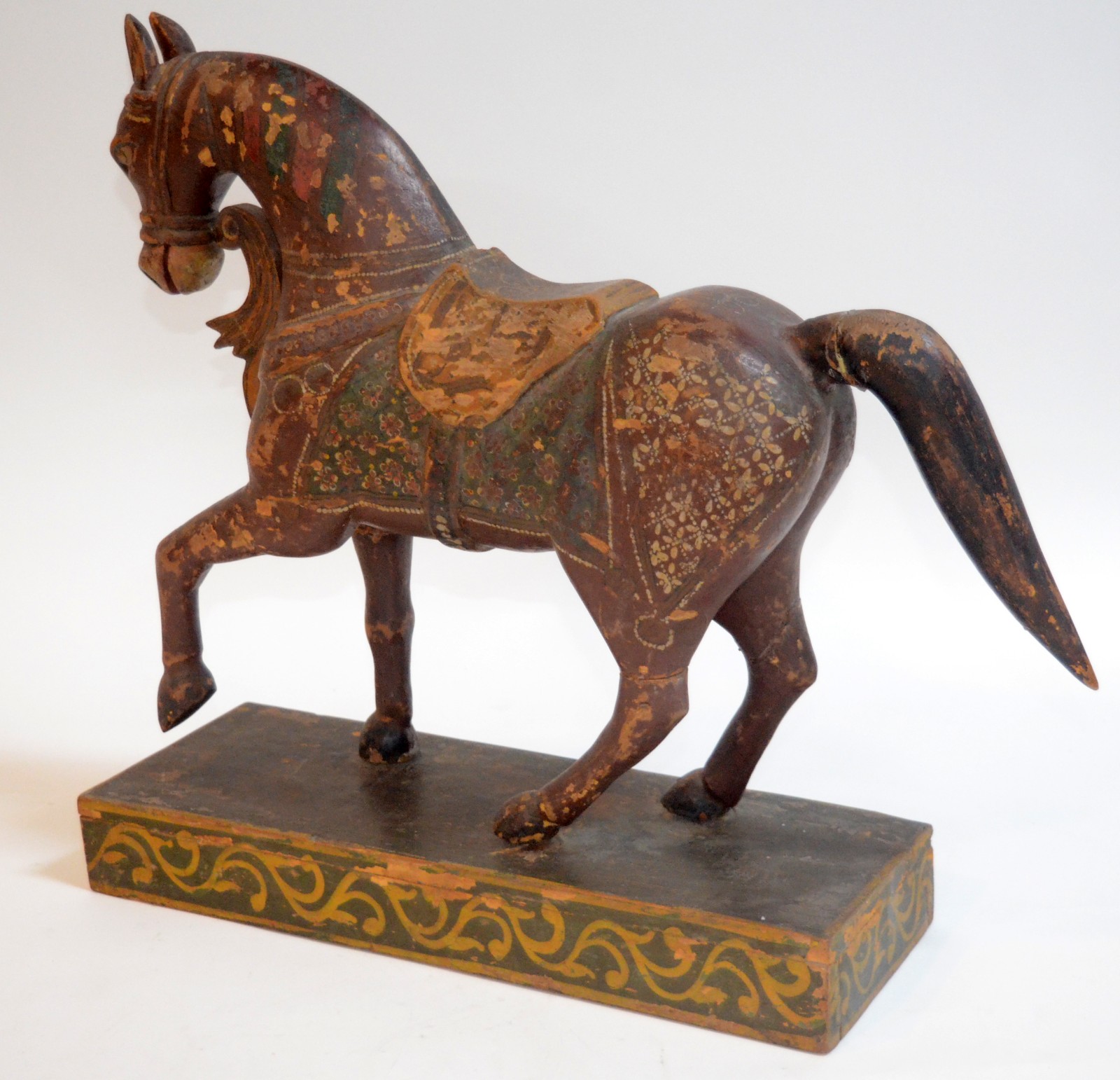 Escultura de madeira policromada representando antigo cavalo chinês... - foto 2 de 7