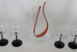 Decanteur para vinho  e 4 taças com bases na co... - Decanteur para vinho  e 4 taças com bases na cor preta.
