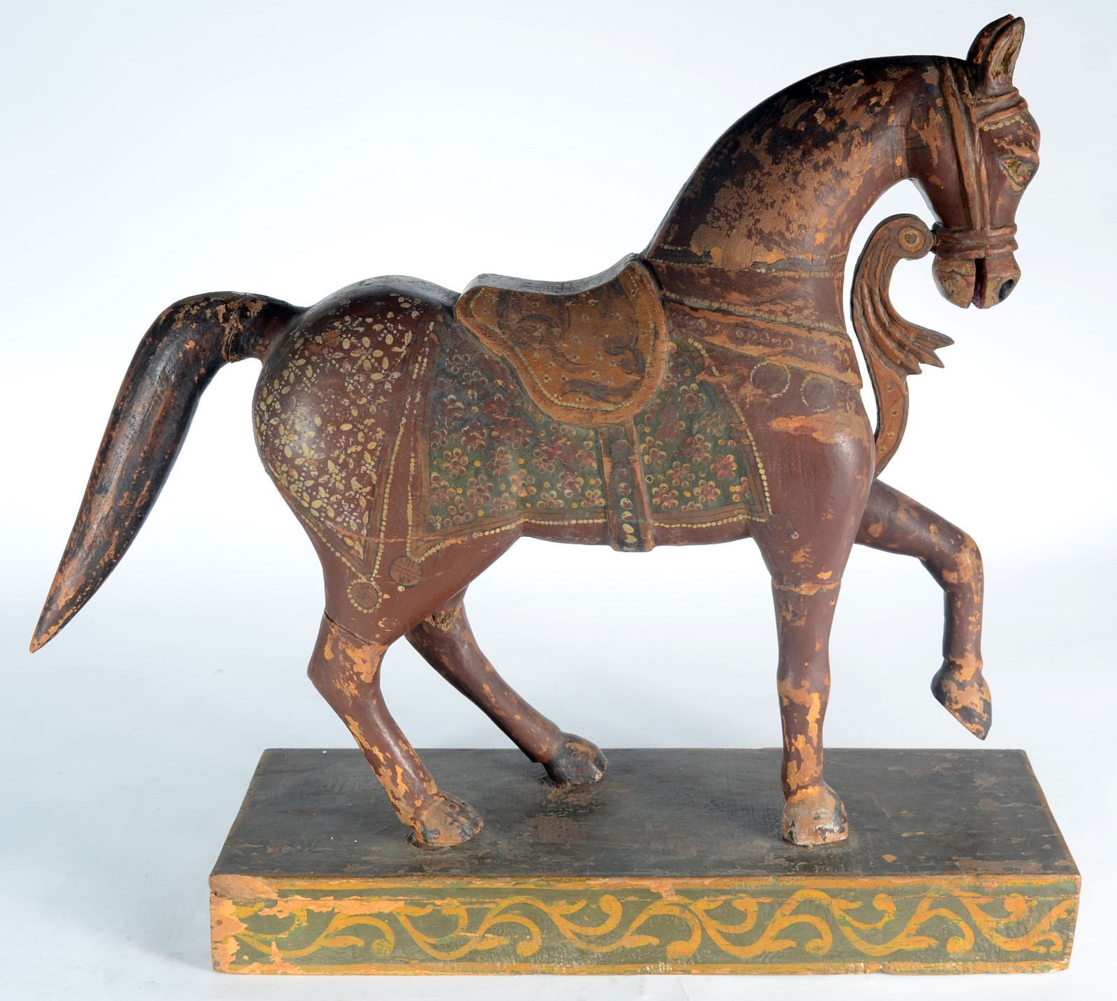 Escultura de madeira policromada representando antigo cavalo chinês... - foto 4 de 7