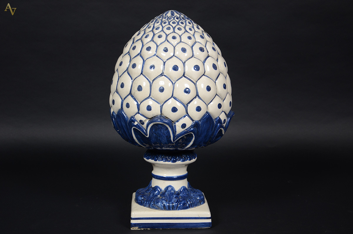 Pinha azul e branca de faiança. Altura 54 cm (com craquelê).