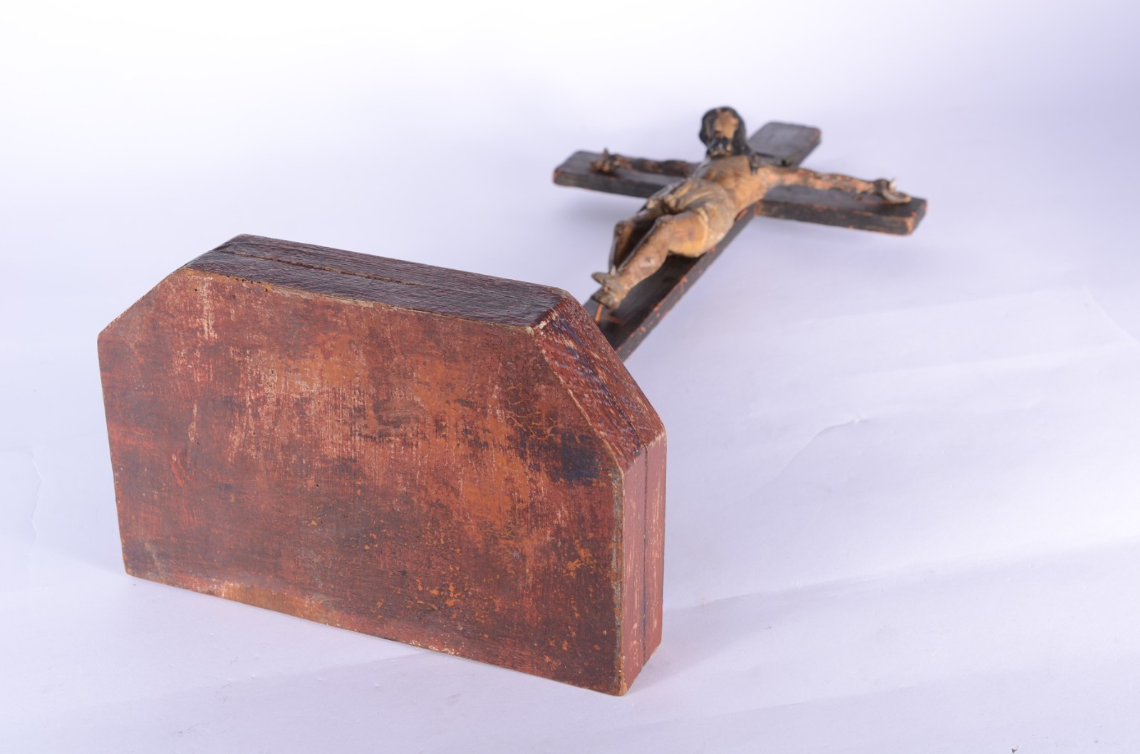 Antigo crucifixo de madeira com figura de Cristo entalhada e... - foto 4 de 5