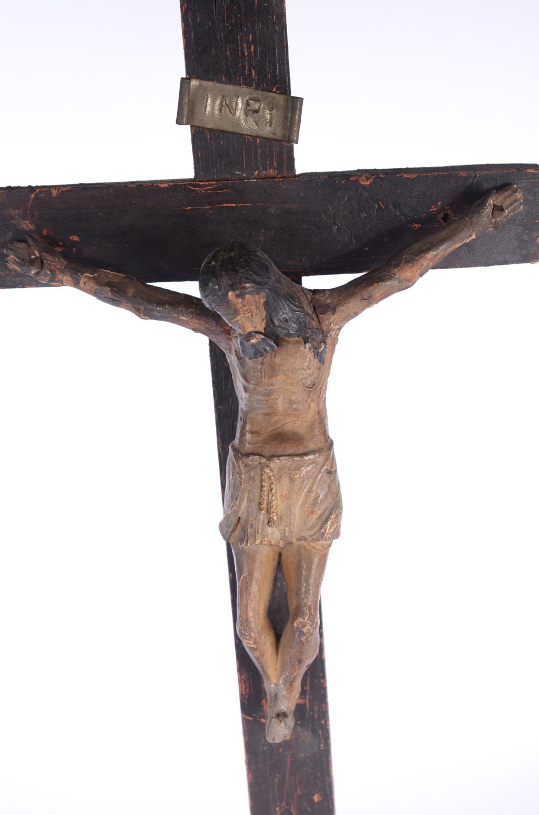 Antigo crucifixo de madeira com figura de Cristo entalhada e... - foto 2 de 5