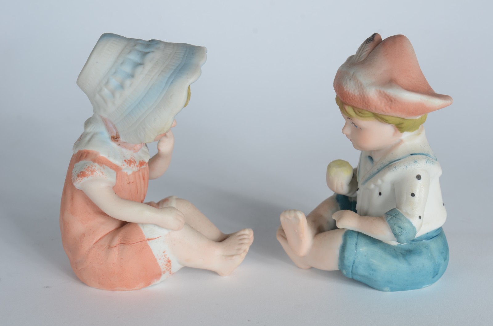Duas esculturas de biscuit policromado representando "crianças com... - foto 6 de 7
