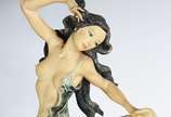 Escultura de resina italiana policromada repres... - Escultura de resina italiana policromada representando figura feminina com criança e peixes, assinada, Giuseppe Armani, edição limitada 375/5000...