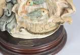 Escultura de resina italiana policromada repres... - Escultura de resina italiana policromada representando figura feminina com criança e peixes, assinada, Giuseppe Armani, edição limitada 375/5000...