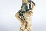 Escultura de resina italiana policromada repres... - Escultura de resina italiana policromada representando figura feminina com criança e peixes, assinada, Giuseppe Armani, edição limitada 375/5000...