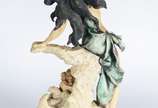 Escultura de resina italiana policromada repres... - Escultura de resina italiana policromada representando figura feminina com criança e peixes, assinada, Giuseppe Armani, edição limitada 375/5000...