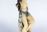 Escultura de resina italiana policromada repres... - Escultura de resina italiana policromada representando figura feminina com criança e peixes, assinada, Giuseppe Armani, edição limitada 375/5000...