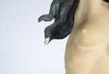 Escultura de resina italiana policromada repres... - Escultura de resina italiana policromada representando figura feminina com criança e peixes, assinada, Giuseppe Armani, edição limitada 375/5000...
