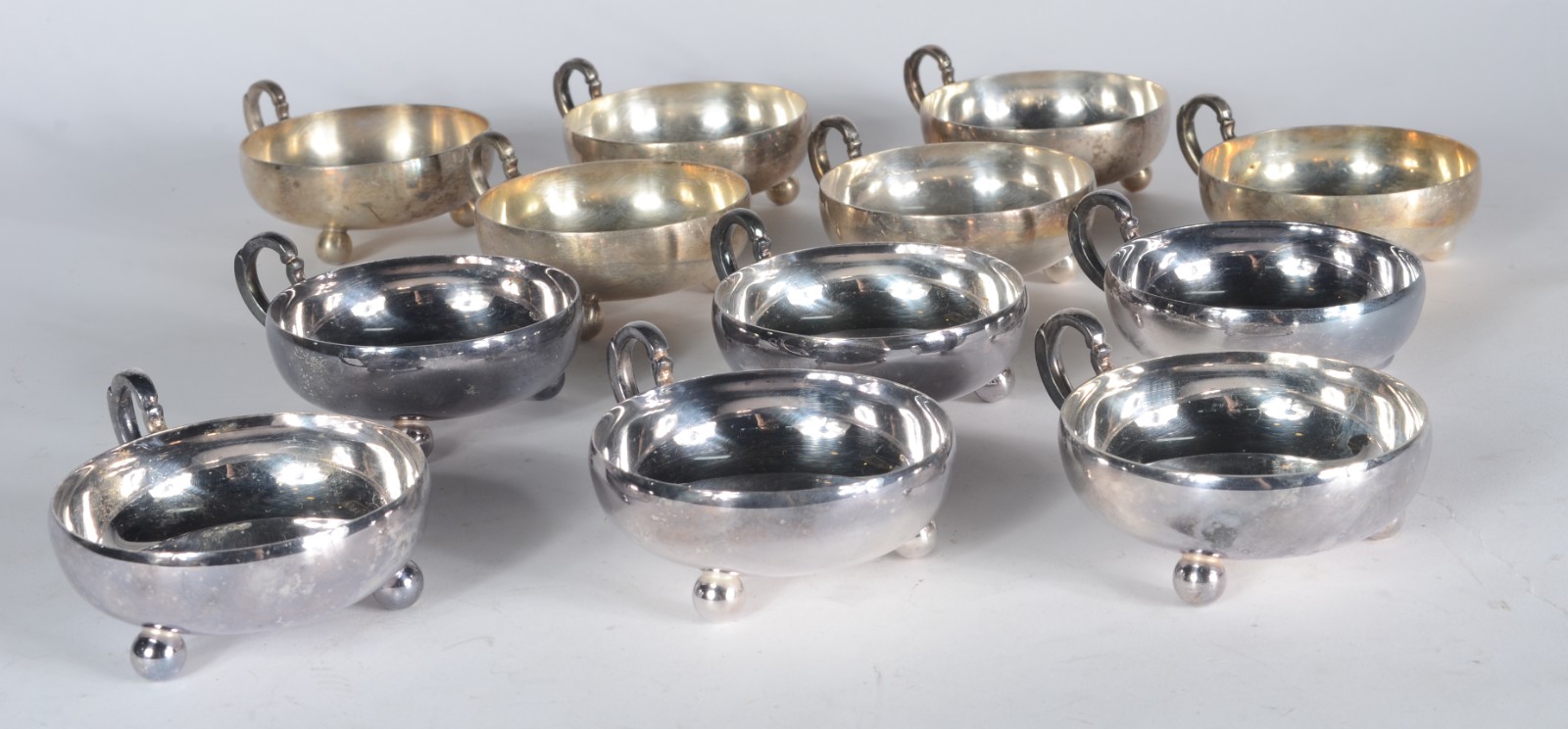 Conjunto com 12 taças para sorvete de metal prateado (desgastes do... - foto 1 de 2