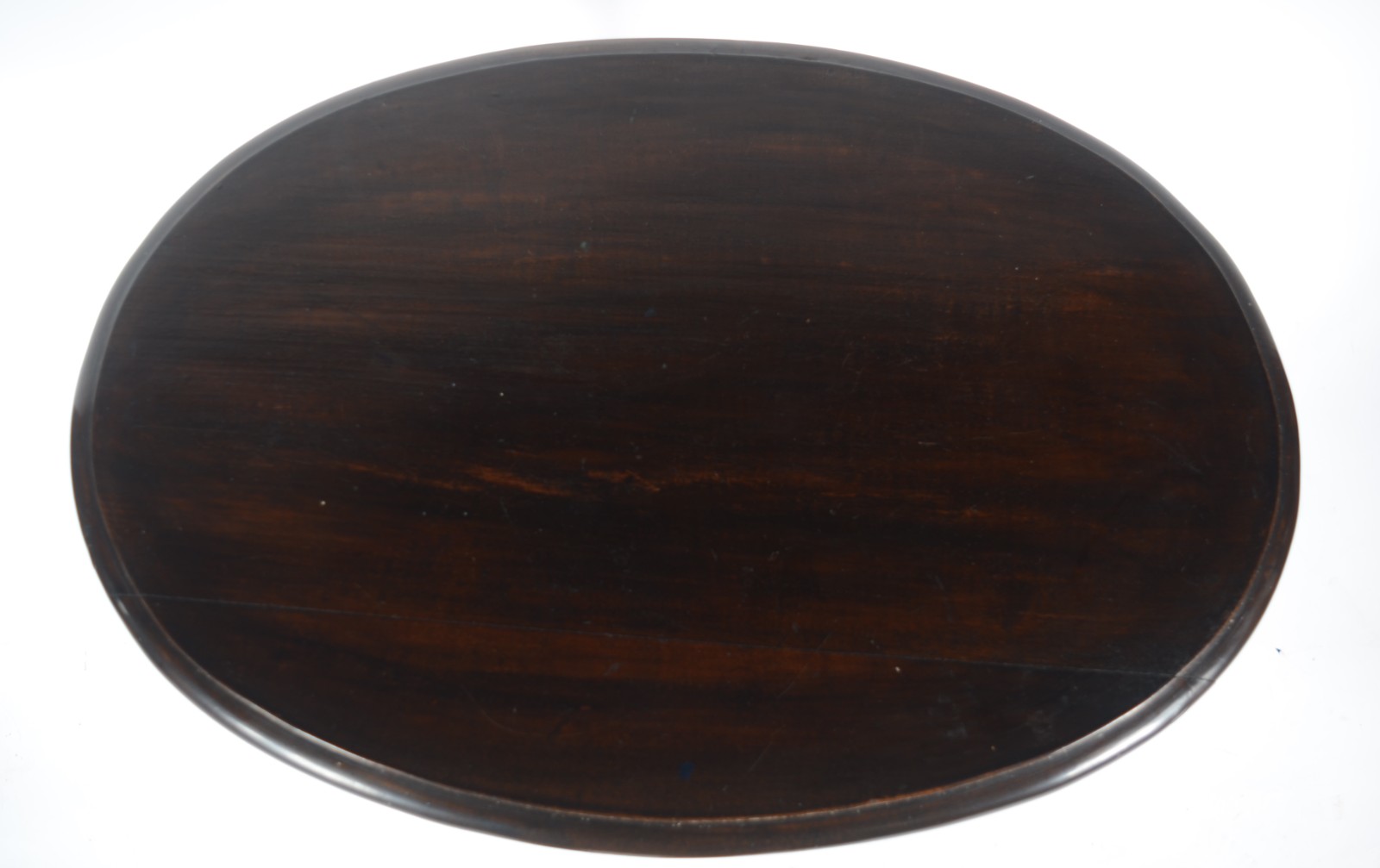 Mesa auxiliar de madeira nobre, feitio oval com quatro pernas retas... - foto 3 de 5
