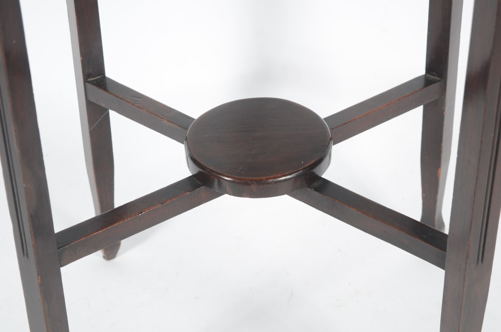 Mesa auxiliar de madeira nobre, feitio oval com quatro pernas retas... - foto 4 de 5