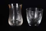 Strauss (1983),  - Conjunto com 12 copos baixos de cristal lapidado. Acompanham 6 copos para refresco de cristal Strauss lapidado em frisos. Total 18 peças.