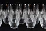 Strauss (1983),  - Conjunto com 12 copos baixos de cristal lapidado. Acompanham 6 copos para refresco de cristal Strauss lapidado em frisos. Total 18 peças.