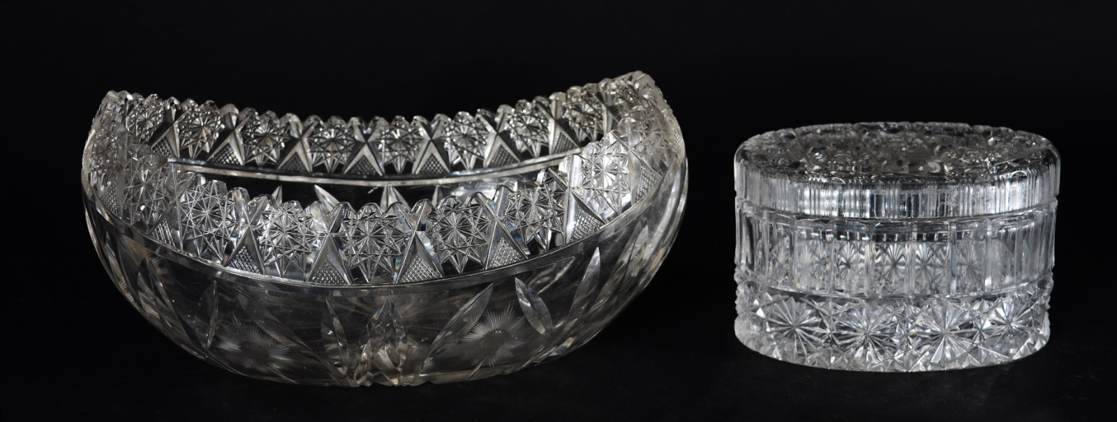 Duas peças, sendo: fruteira de cristal lapidado feitio navete... - foto 1 de 9