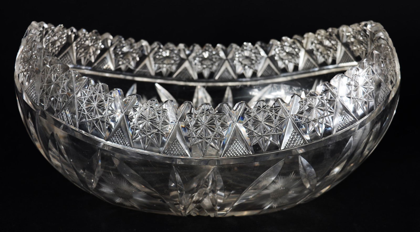Duas peças, sendo: fruteira de cristal lapidado feitio navete... - foto 2 de 9