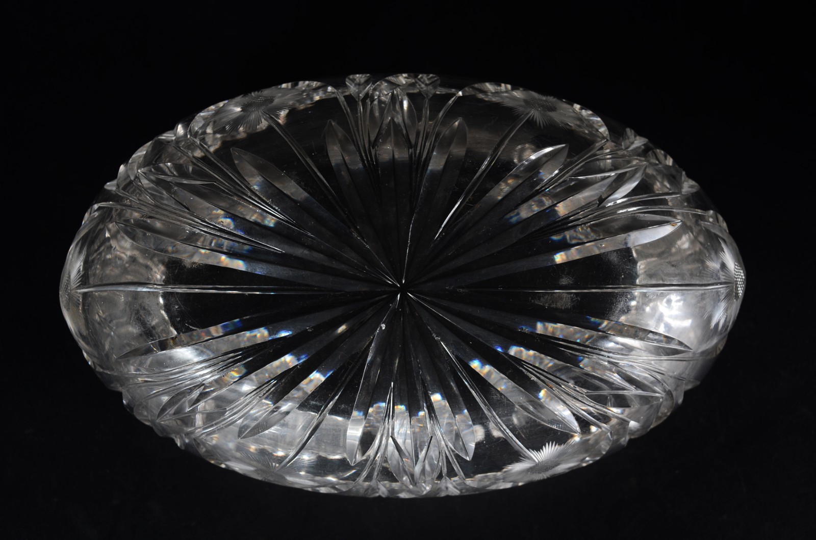 Duas peças, sendo: fruteira de cristal lapidado feitio navete... - foto 6 de 9