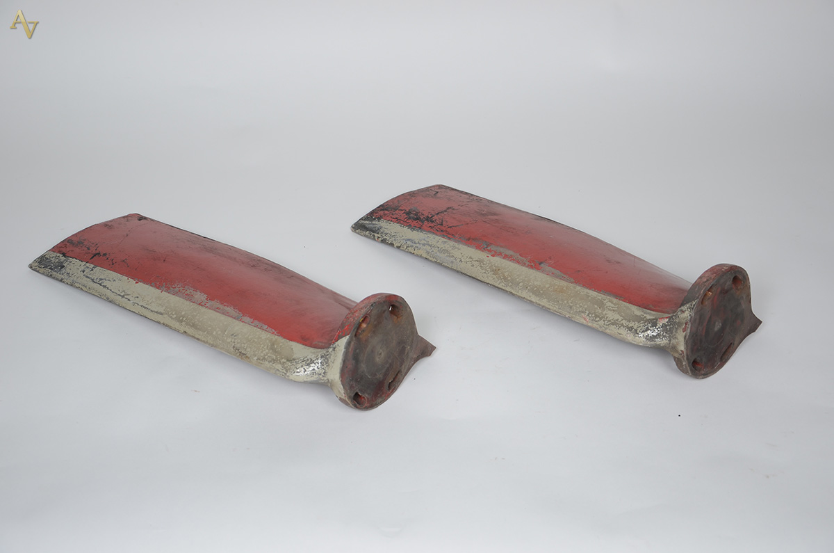 Duas hélices de madeira de avião, decorativas. Altura 62 cm cada.