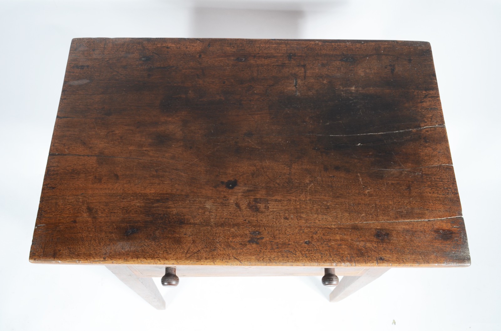 Mesa auxiliar de madeira nobre com uma gaveta, pernas retas. - foto 3 de 5