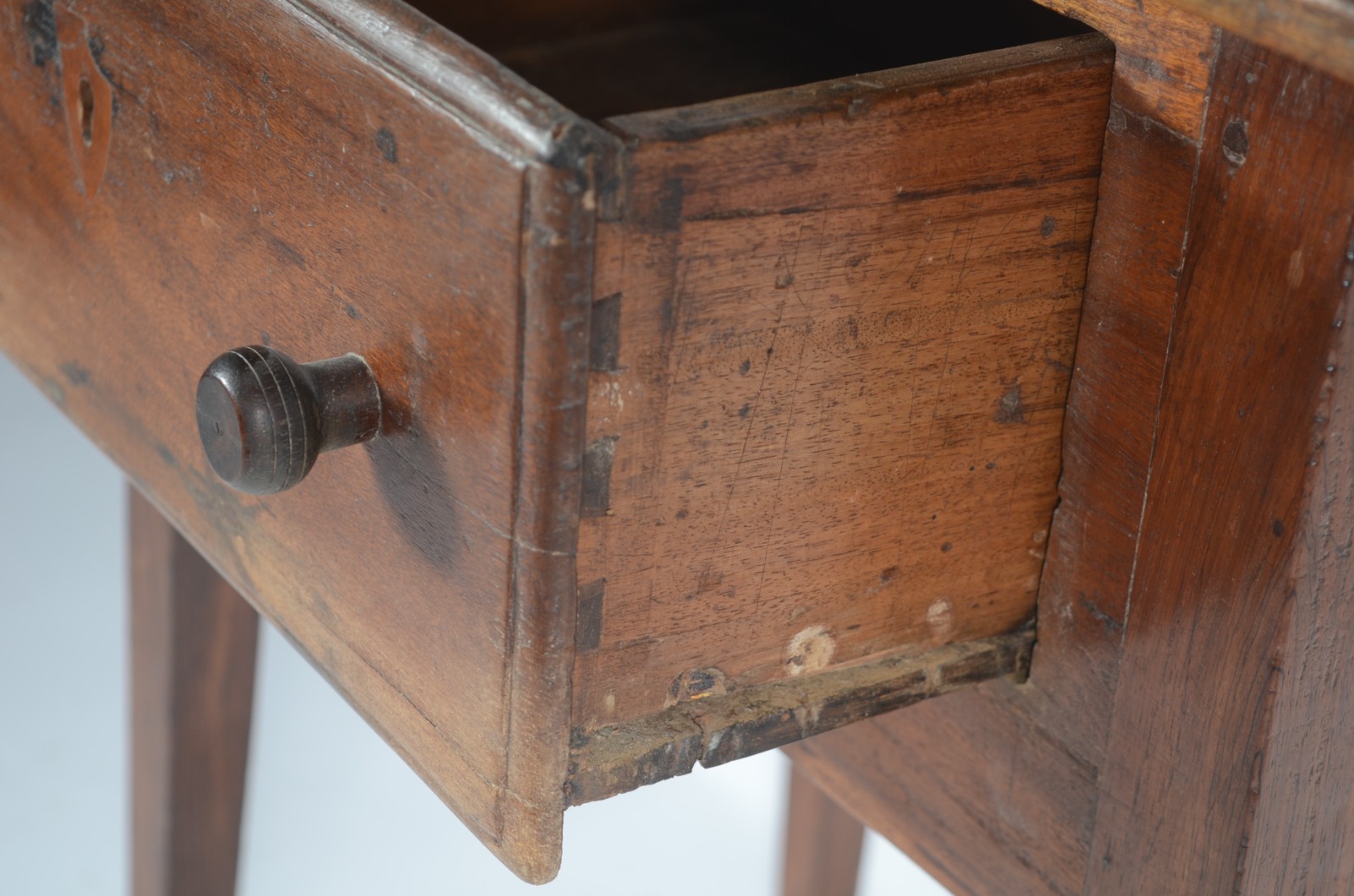Mesa auxiliar de madeira nobre com uma gaveta, pernas retas. - foto 4 de 5