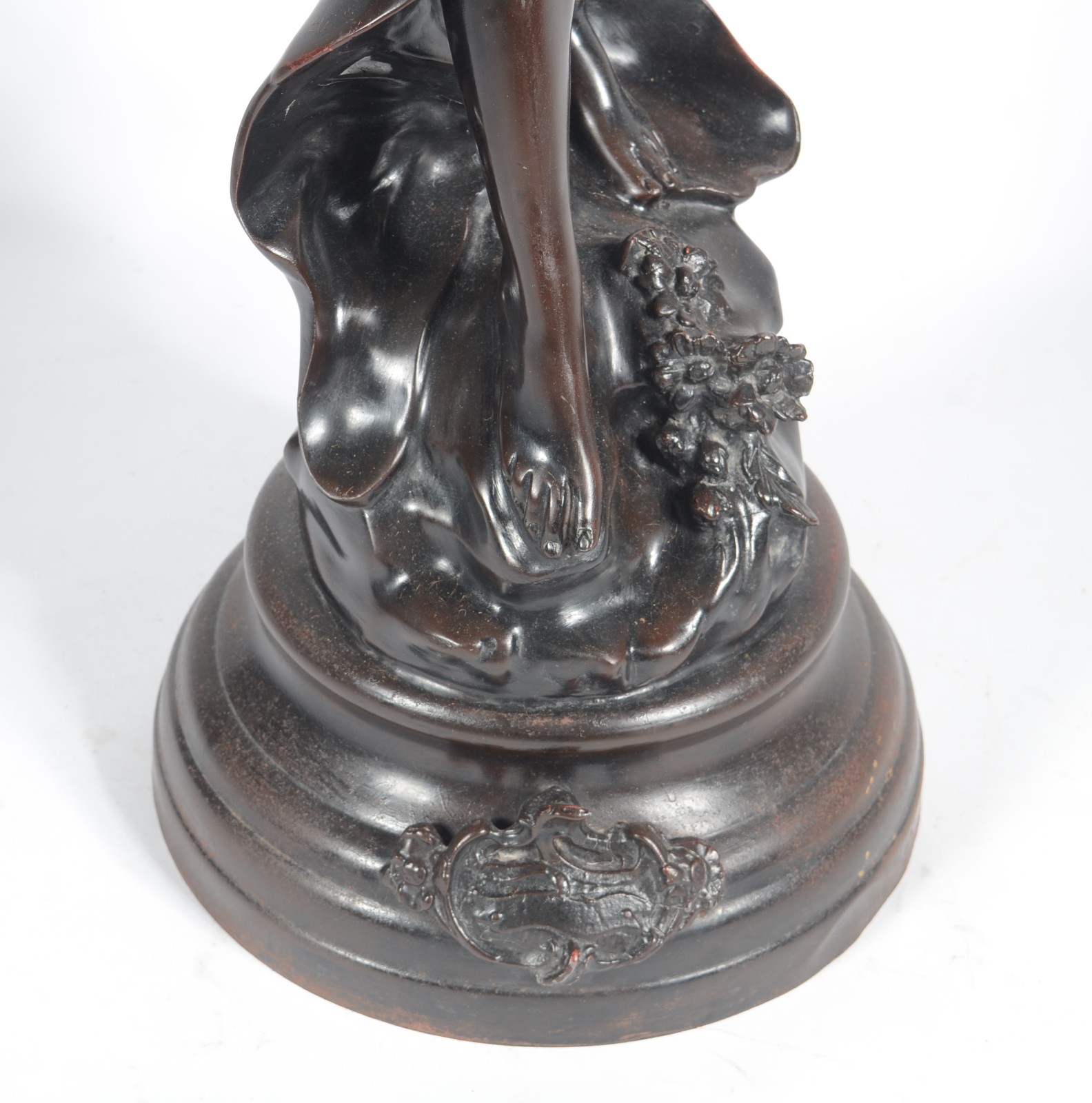Escultura de petit bronze patinado representando figura feminina. - foto 3 de 7