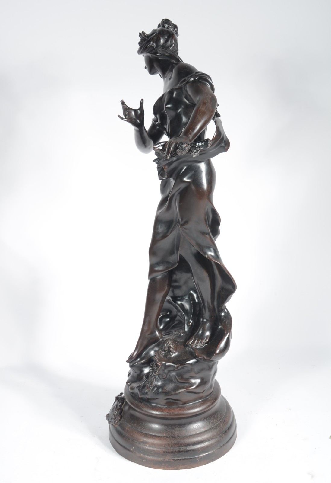 Escultura de petit bronze patinado representando figura feminina. - foto 4 de 7