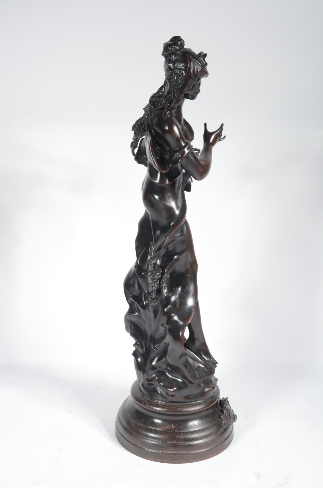 Escultura de petit bronze patinado representando figura feminina. - foto 6 de 7