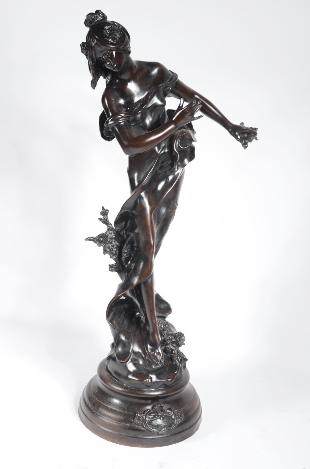 Escultura de petit bronze patinado representando figura feminina. - foto 1 de 7