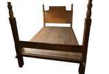 Antiga cama de casal de madeira nobre, possivel... - Antiga cama de casal de madeira nobre, possivelmente francesa, cabeceira com pinos torneados, de encaixe. Um dos pés com desgastes.