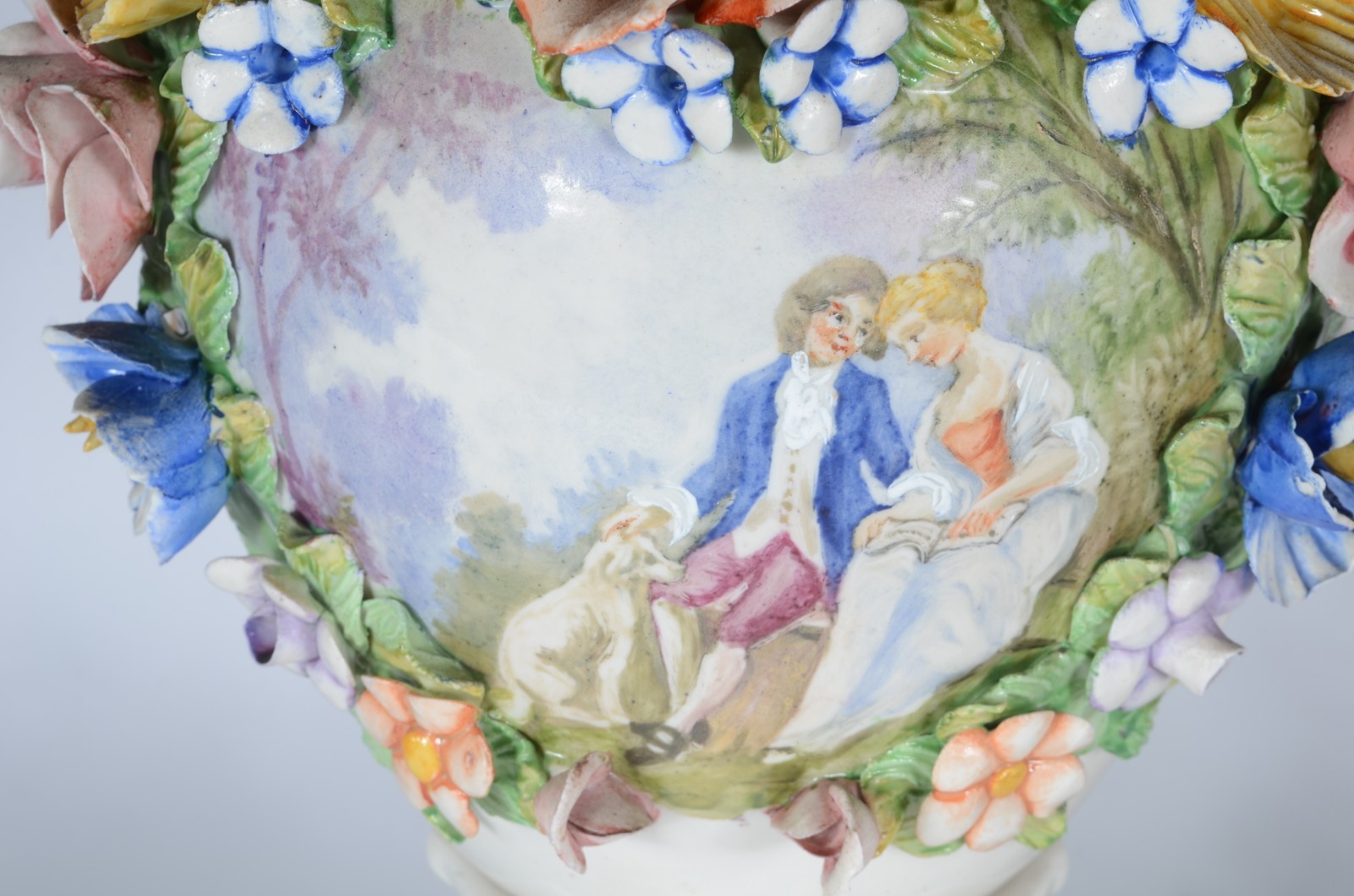 Terno de porcelana europeia, composto de par de ânforas e centro de... - foto 6 de 7
