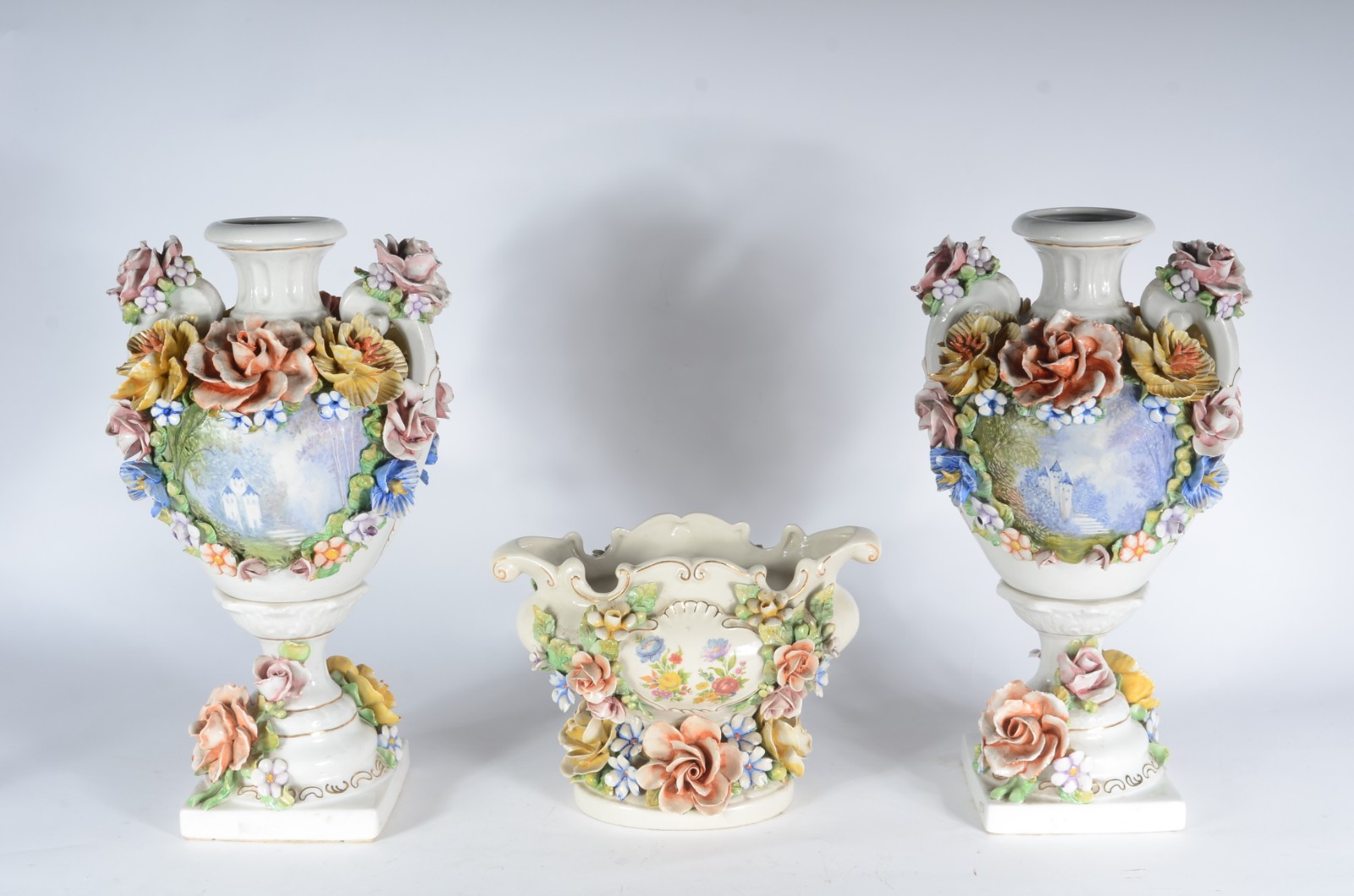Terno de porcelana europeia, composto de par de ânforas e centro de... - foto 2 de 7